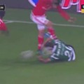 Eliseu chuta a bola contra o João Pereira ao minuto 12.png